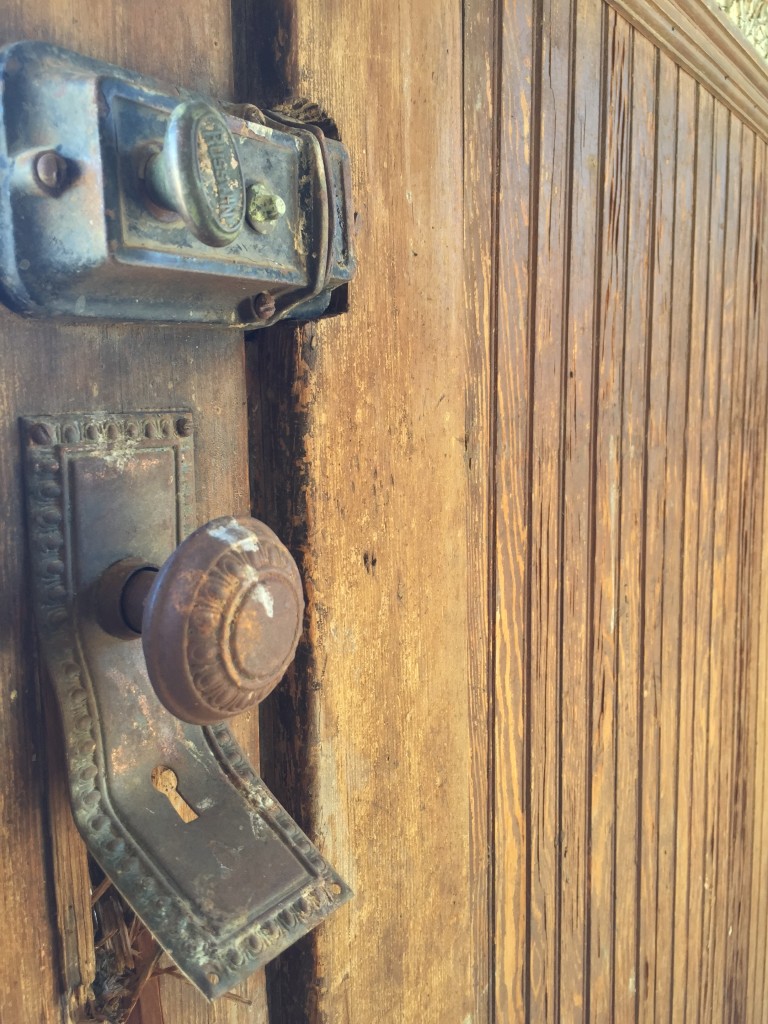 Door knob with a working lock